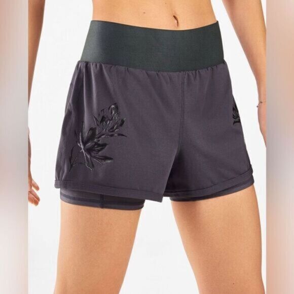 EUC Fabletics Women’s Oleaia Shine Short Athletic Built in Liner  - Size Small - Picture 1 of 9